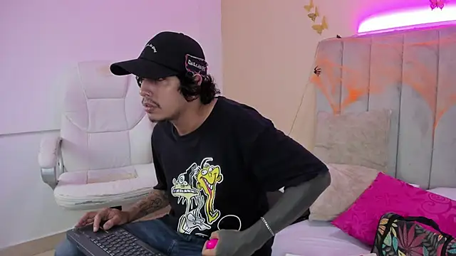 Snapshot of Kaoz_23_ chatting on 10.08.25 Kaoz 23  online show from 10.08.25