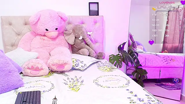 Snapshot of SoofiKiss chatting on 10.09.25 SoofiKiss online show from 10.09.25