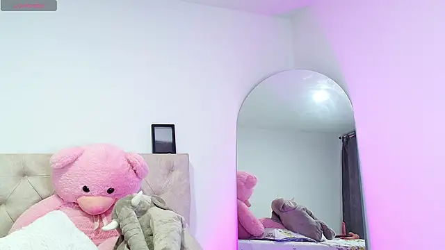 SoofiKiss online show from 11.19.25