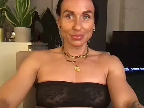 GluteQueenE online show from 03.12.26