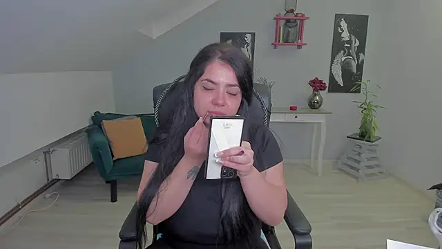 Snapshot of DennysseCharm chatting on 10.13.25 DennysseCharm online show from 10.13.25