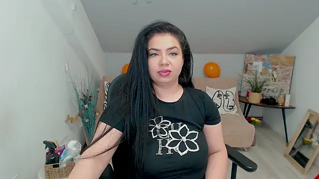 Snapshot of DennysseCharm chatting on 10.28.25 DennysseCharm online show from 10.28.25