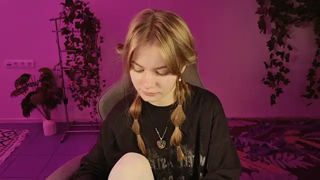 Snapshot of swag_evalution chatting on 10.17.25 swag evalution online show from 10.17.25