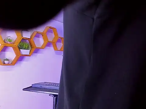 Play boys Hot2 online show from 10.10.25