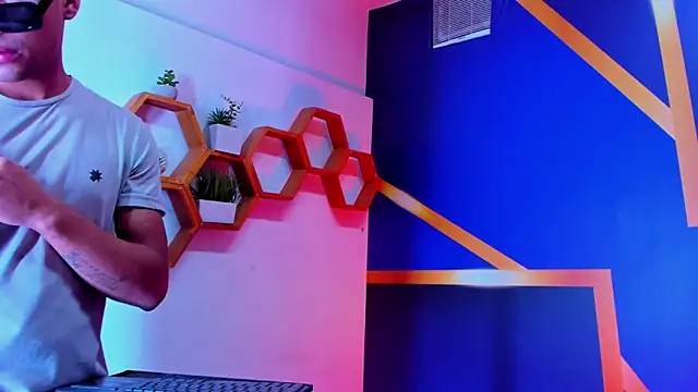 Play boys Hot2 online show from 10.11.25