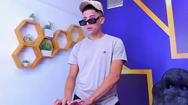 Play boys Hot2 online show from 10.13.25