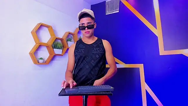 Play boys Hot2 online show from 10.14.25