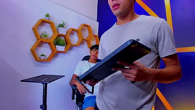 Play boys Hot2 online show from 10.15.25