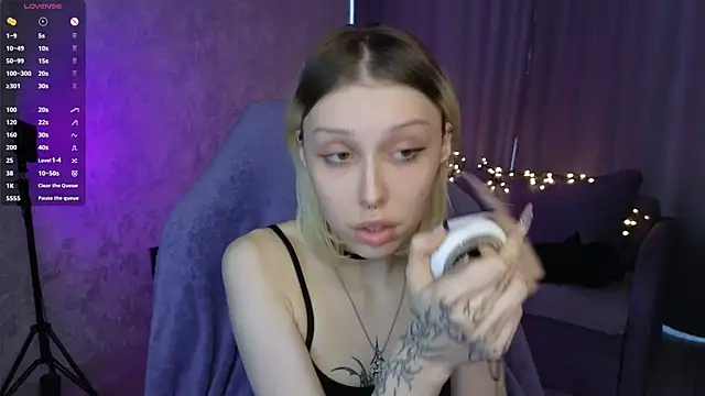 Snapshot of Alice_L0 chatting on 10.04.25 Alice L0 online show from 10.04.25