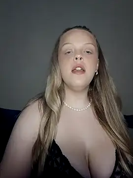 Snapshot of AuroraMaexox chatting on 10.19.25 AuroraMaexox online show from 10.19.25