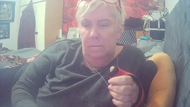 Playful MILF Demi online show from 10.20.25