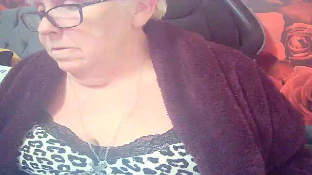 Snapshot of Playful_MILF_Demi chatting on 02.27.26 Playful MILF Demi online show from 02.27.26