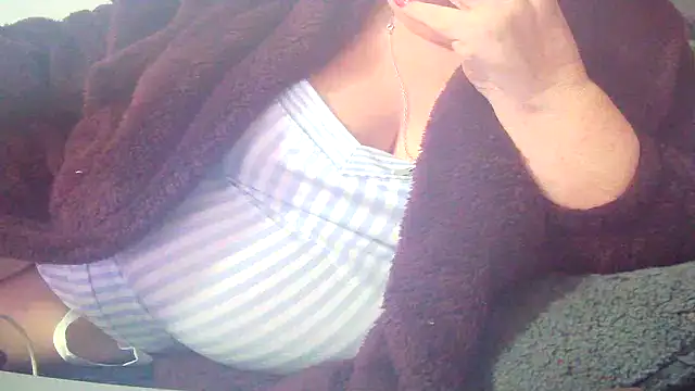 Snapshot of Playful_MILF_Demi chatting on 03.04.26 Playful MILF Demi online show from 03.04.26