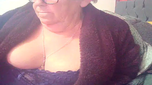 Snapshot of Playful_MILF_Demi chatting on 03.08.26 Playful MILF Demi online show from 03.08.26