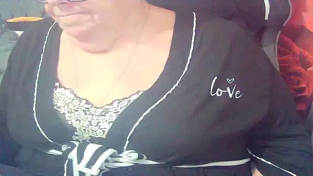 Snapshot of Playful_MILF_Demi chatting on 03.08.26 Playful MILF Demi online show from 03.08.26