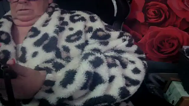 Snapshot of Playful_MILF_Demi chatting on 03.12.26 Playful MILF Demi online show from 03.12.26