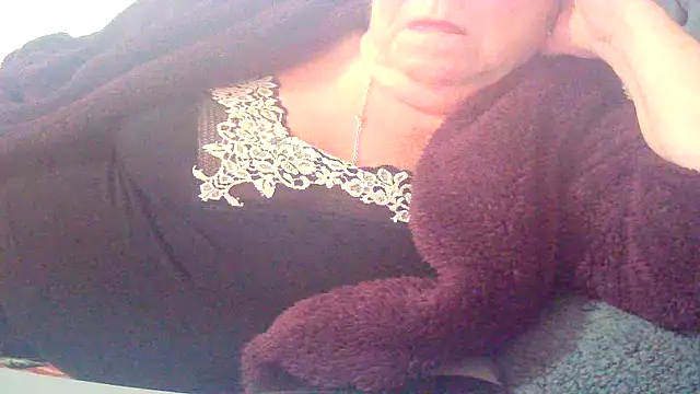 Snapshot of Playful_MILF_Demi chatting on 04.09.26 Playful MILF Demi online show from 04.09.26