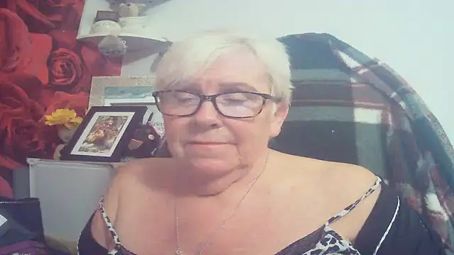 Snapshot of Playful_MILF_Demi chatting on 04.17.26 Playful MILF Demi online show from 04.17.26