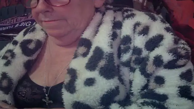 Snapshot of Playful_MILF_Demi chatting on 04.21.26 Playful MILF Demi online show from 04.21.26