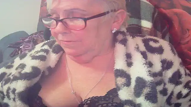 Snapshot of Playful_MILF_Demi chatting on 04.22.26 Playful MILF Demi online show from 04.22.26