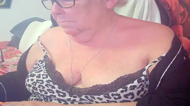Snapshot of Playful_MILF_Demi chatting on 04.25.26 Playful MILF Demi online show from 04.25.26