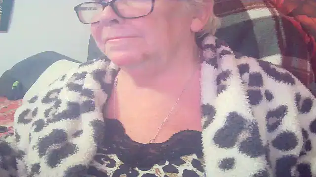 Snapshot of Playful_MILF_Demi chatting on 04.28.26 Playful MILF Demi online show from 04.28.26