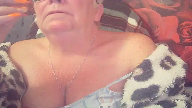 Snapshot of Playful_MILF_Demi chatting on 04.30.26 Playful MILF Demi online show from 04.30.26