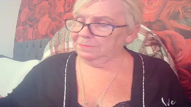 Snapshot of Playful_MILF_Demi chatting on 05.04.26 Playful MILF Demi online show from 05.04.26