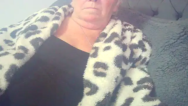 Snapshot of Playful_MILF_Demi chatting on 05.08.26 Playful MILF Demi online show from 05.08.26