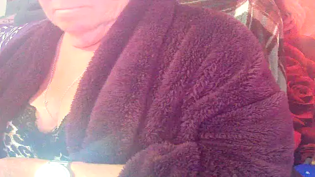 Snapshot of Playful_MILF_Demi chatting on 05.10.26 Playful MILF Demi online show from 05.10.26