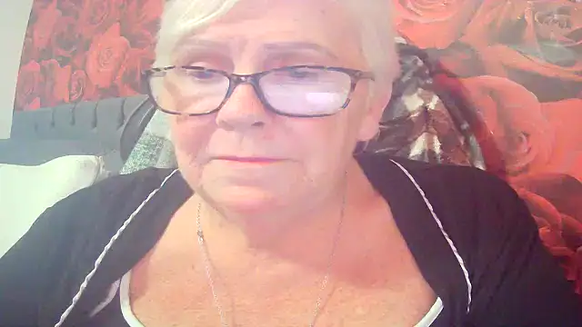 Snapshot of Playful_MILF_Demi chatting on 05.12.26 Playful MILF Demi online show from 05.12.26