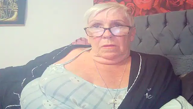 Snapshot of Playful_MILF_Demi chatting on 05.29.26 Playful MILF Demi online show from 05.29.26