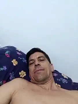 Snapshot of MaxiJavier22 chatting on 10.25.25 MaxiJavier22 online show from 10.25.25