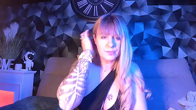 Delichieuse5 online show from 02.17.25