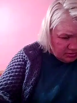 Snapshot of LusiyaGold5 chatting on 10.11.25 LusiyaGold5 online show from 10.11.25