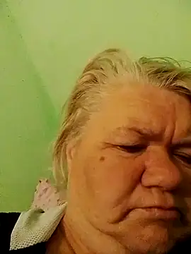 Snapshot of LusiyaGold5 chatting on 10.12.25 LusiyaGold5 online show from 10.12.25