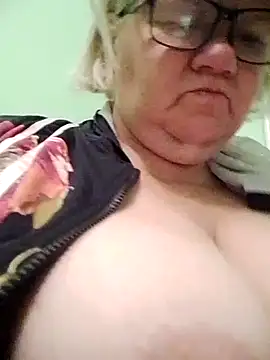 Snapshot of LusiyaGold5 chatting on 10.13.25 LusiyaGold5 online show from 10.13.25