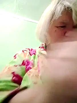 Snapshot of LusiyaGold5 chatting on 10.15.25 LusiyaGold5 online show from 10.15.25