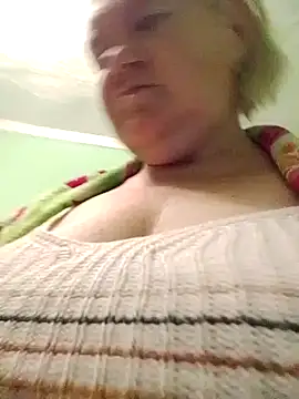 Snapshot of LusiyaGold5 chatting on 10.21.25 LusiyaGold5 online show from 10.21.25