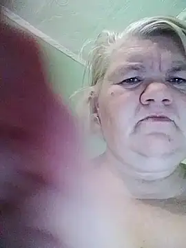 Snapshot of LusiyaGold5 chatting on 10.22.25 LusiyaGold5 online show from 10.22.25