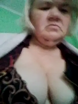 Snapshot of LusiyaGold5 chatting on 11.15.25 LusiyaGold5 online show from 11.15.25