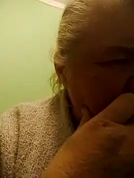 Snapshot of LusiyaGold5 chatting on 11.16.25 LusiyaGold5 online show from 11.16.25