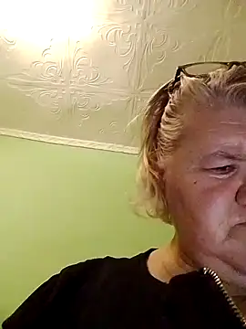 Snapshot of LusiyaGold5 chatting on 11.23.25 LusiyaGold5 online show from 11.23.25