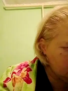 Snapshot of LusiyaGold5 chatting on 11.25.25 LusiyaGold5 online show from 11.25.25