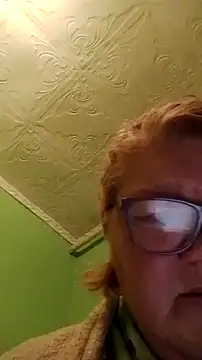 Snapshot of LusiyaGold5 chatting on 12.16.25 LusiyaGold5 online show from 12.16.25