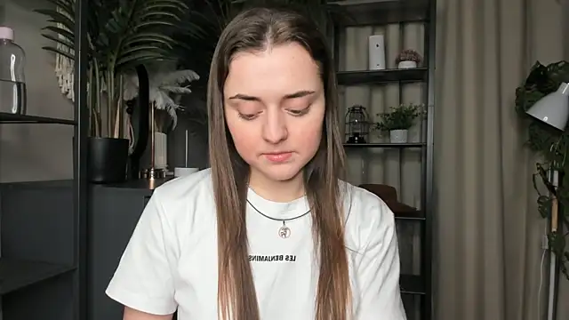 Snapshot of ThelmaJusto chatting on 11.20.25 ThelmaJusto online show from 11.20.25