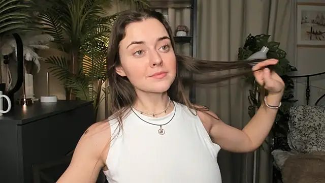 Snapshot of ThelmaJusto chatting on 11.29.25 ThelmaJusto online show from 11.29.25