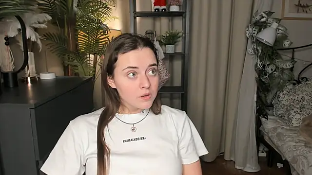 Snapshot of ThelmaJusto chatting on 12.18.25 ThelmaJusto online show from 12.18.25