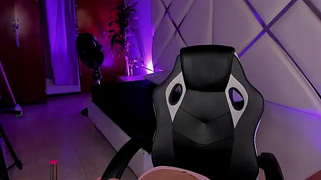 Snapshot of Lia_Kitten chatting on 10.07.25 Lia Kitten online show from 10.07.25