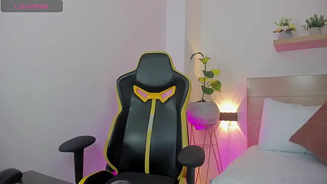 Snapshot of kaitt_ chatting on 11.08.25 kaitt online show from 11.08.25